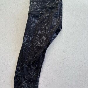 Lululemon Athletica Black and Gray Patterned Leggings - Ladies size 4